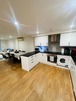 Modern 2 Bed 2 Bath Apartment with outdoor space Hyde park